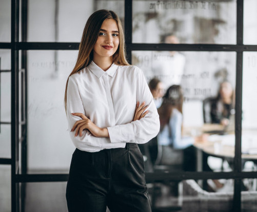 Mujer ejecutiva con camisa blanca y pantalón negro