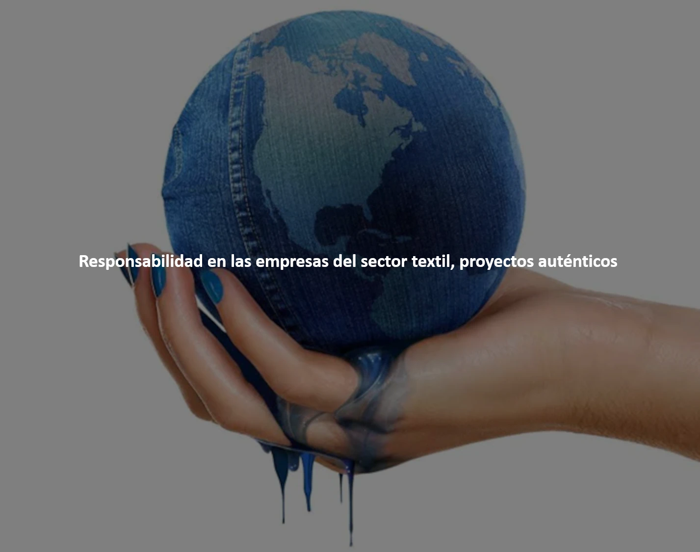 Globo de la tierra sobre una mano de mujer y chorreando agua